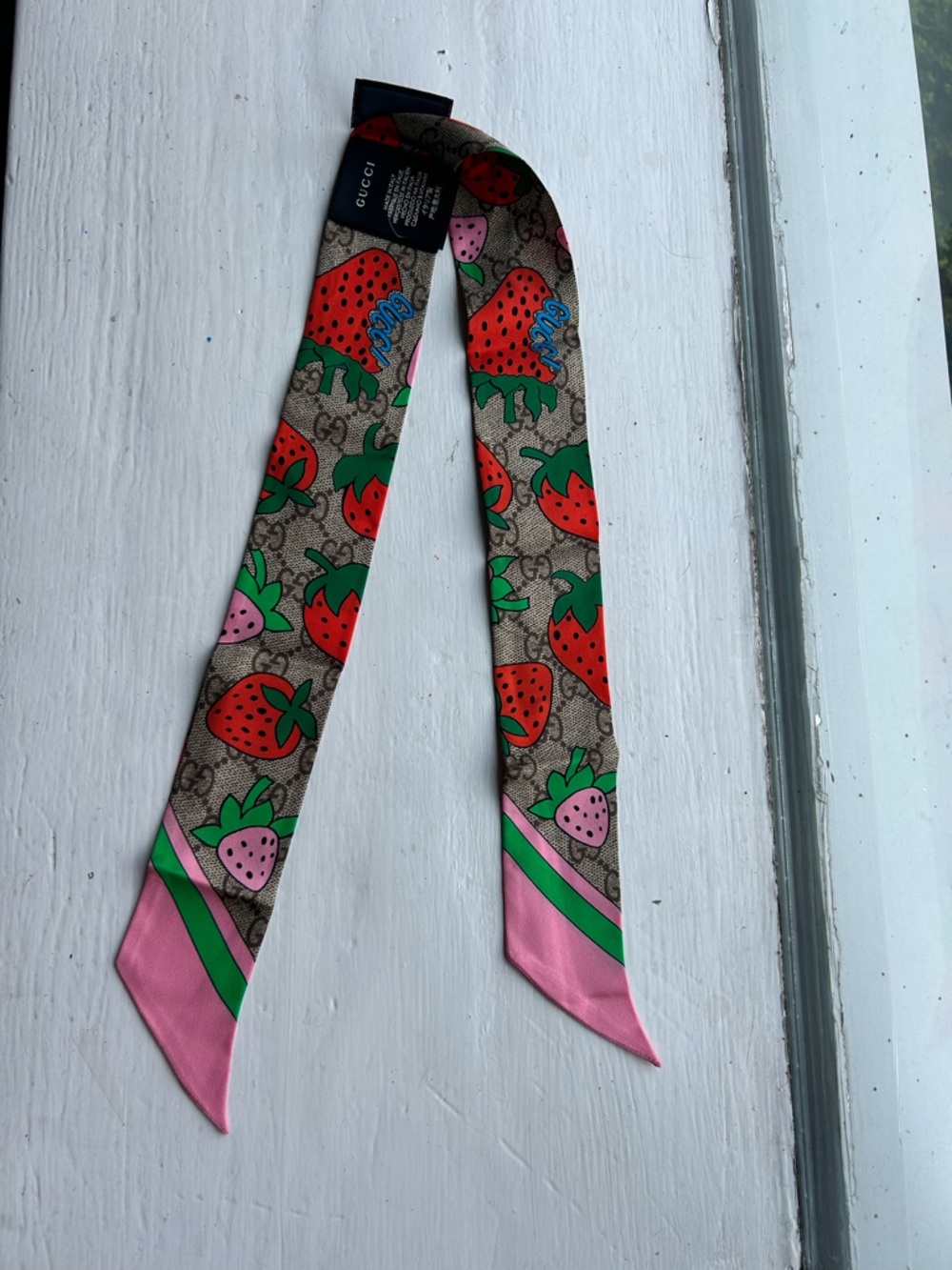 Brand New Authentic Gucci Strawberry Print Tweet Silk Slim Scarf - Picture 2 of 5